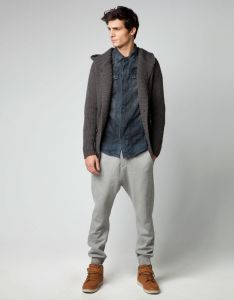 ¿Podríamos intercalarlos?Sí sería la respuesta ya que aunque parezca raro queda muy bien porque te da un toque formal e informal al mismo tiempo.Es un estilo tumblr